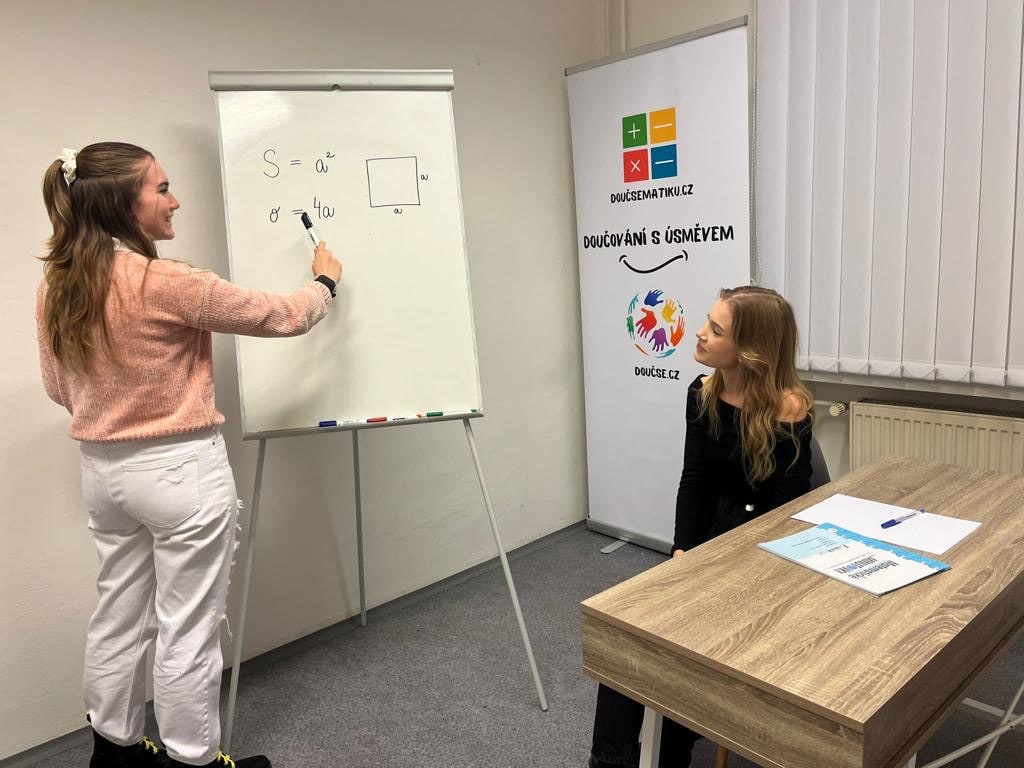 Lekce fyziky — vzorce na tabuli