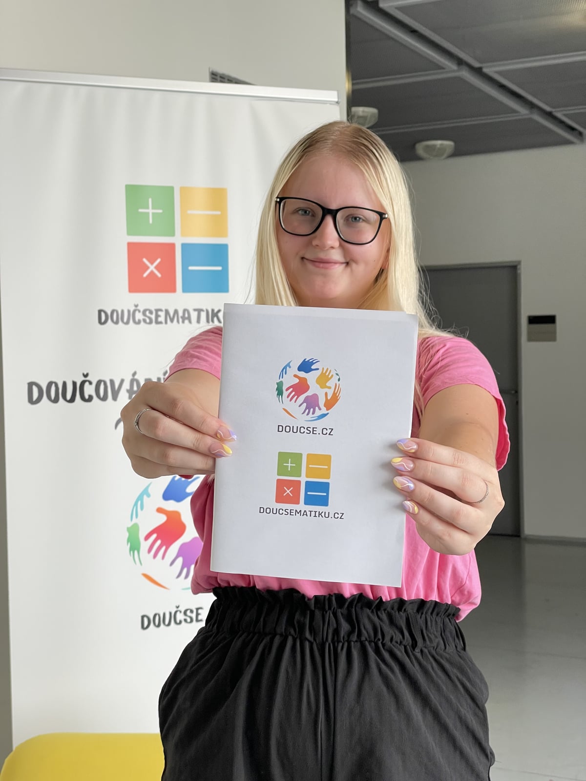 Studentka s brandovými materiály