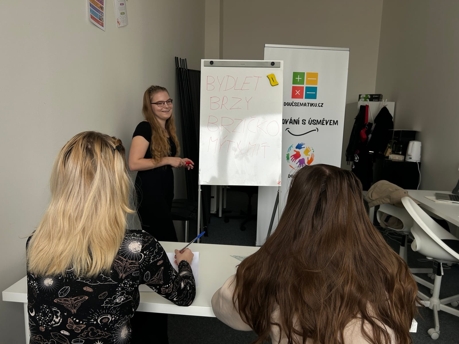 Lektorka vede skupinovou lekci