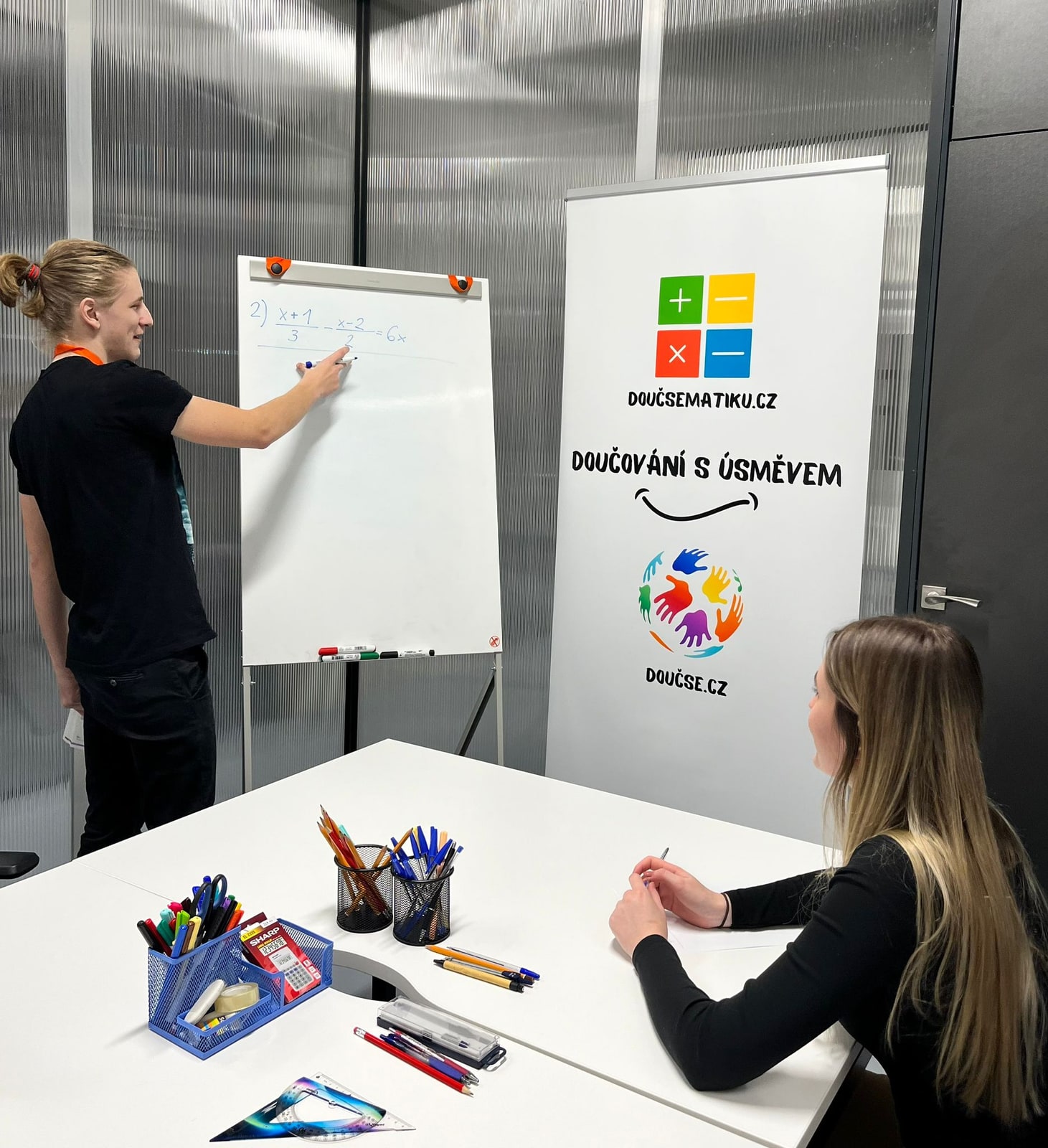 Lekce matematiky — rovnice na flipchartu